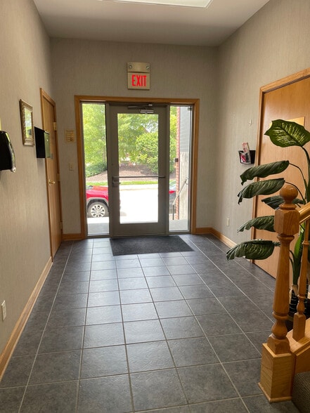 2024 Cherry Hill Dr, Columbia, MO for sale - Lobby - Image 3 of 8