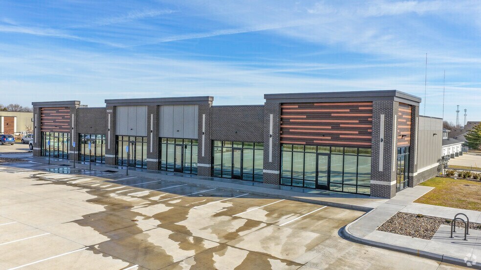 10200 NW 62nd Ave, Johnston, IA à louer - Photo du bâtiment - Image 3 de 8