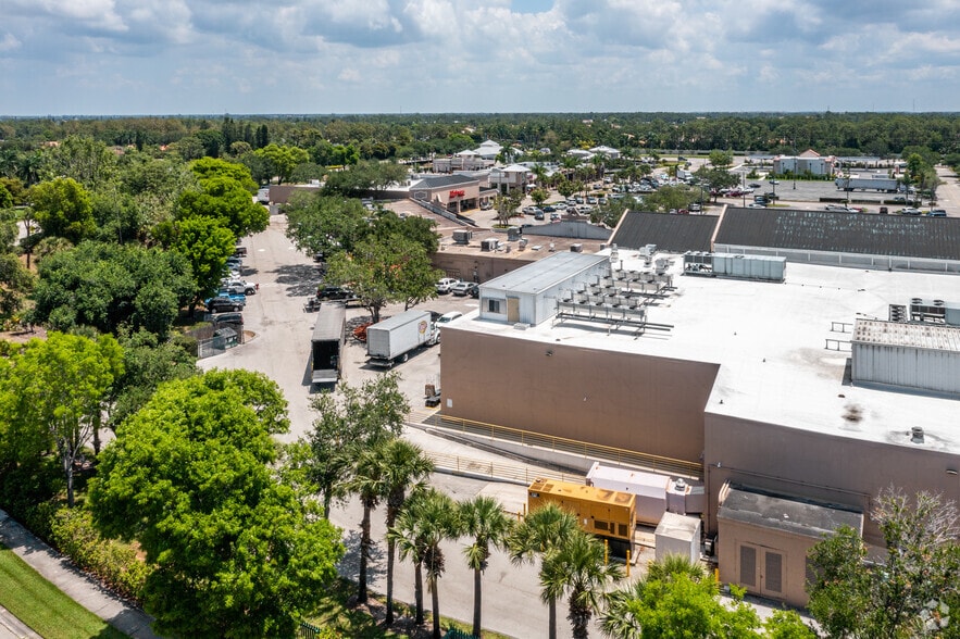 7055-7301 Radio Rd, Naples, FL à louer - Photo du bâtiment - Image 3 de 4