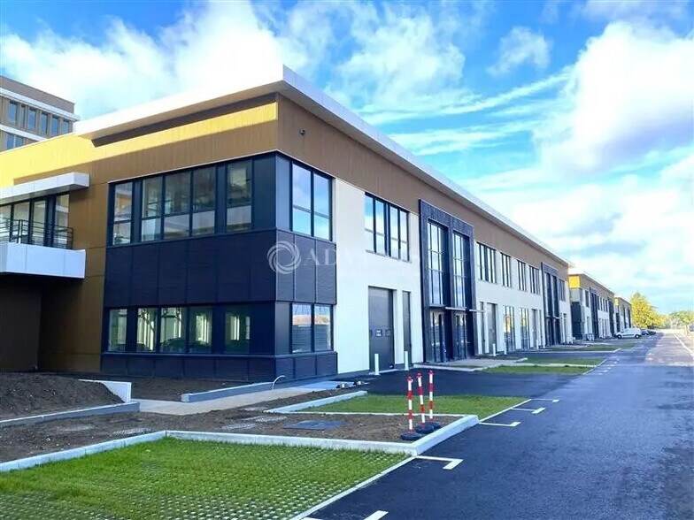 Bureau dans Nanterre à louer - Photo du bâtiment - Image 1 de 12