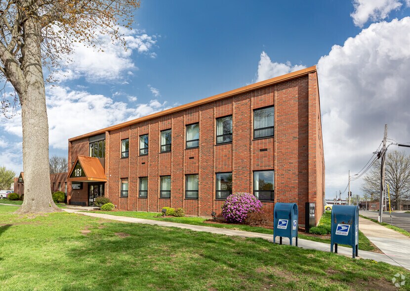 181 Park Ave, West Springfield, MA à louer - Photo du bâtiment - Image 2 de 9