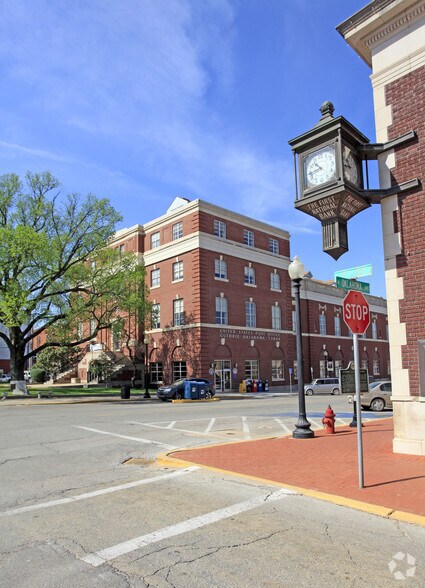 201 W Oklahoma Ave, Guthrie, OK à louer - Photo du bâtiment - Image 3 de 7