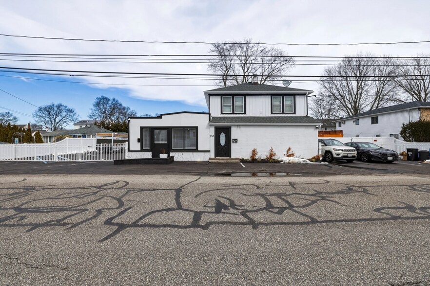150 N Delaware Ave, Lindenhurst, NY à vendre - Photo du bâtiment - Image 3 de 25