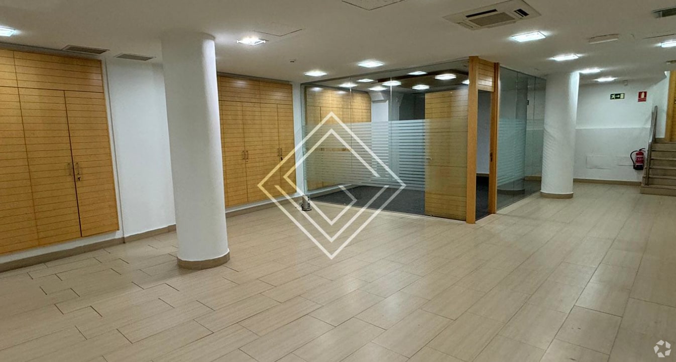 Office/Retail in Madrid, Madrid for lease Primary Photo- Image 1 of 19