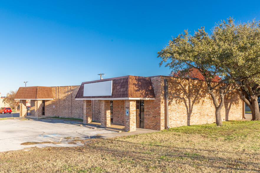 9007-9009 Benbrook Blvd, Benbrook, TX for sale - Building Photo - Image 3 of 6