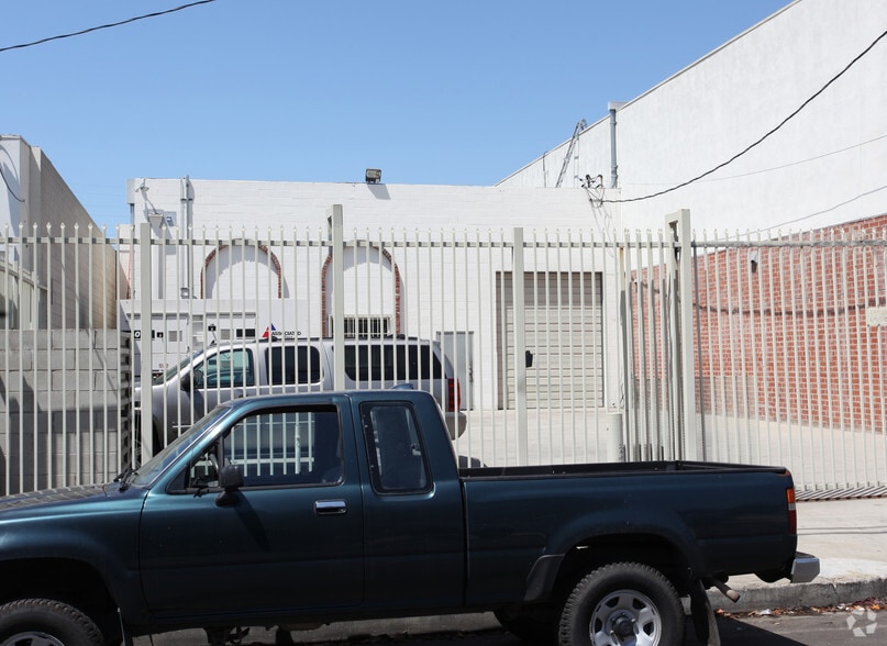 2317 Pontius Ave, Los Angeles, CA for sale - Building Photo - Image 2 of 3