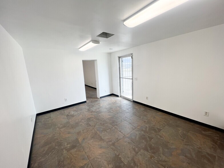 2374 E Main St, Barstow, CA à louer - Photo du bâtiment - Image 3 de 12
