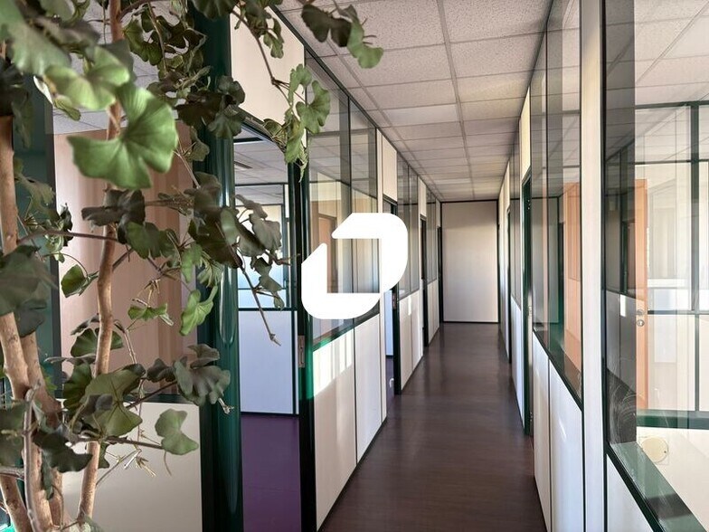 Office in Bron for lease - Interior Photo - Image 3 of 5