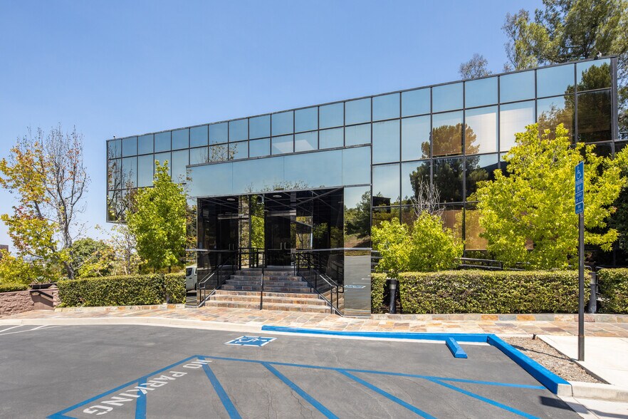 23212 Mill Creek Dr, Laguna Hills, CA à vendre - Photo du bâtiment - Image 3 de 25