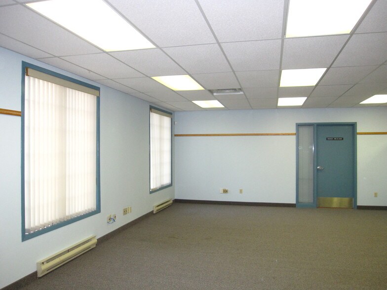 200 McNab St, Brockton, ON à louer - Photo intérieure - Image 3 de 3