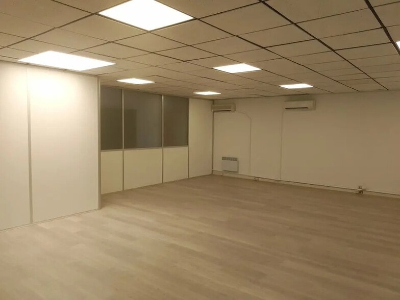 Office in Marseille for lease - Building Photo - Image 3 of 6