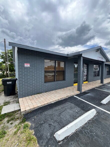 7218-7224 Congress St, New Port Richey, FL à louer - Photo du bâtiment - Image 2 de 7