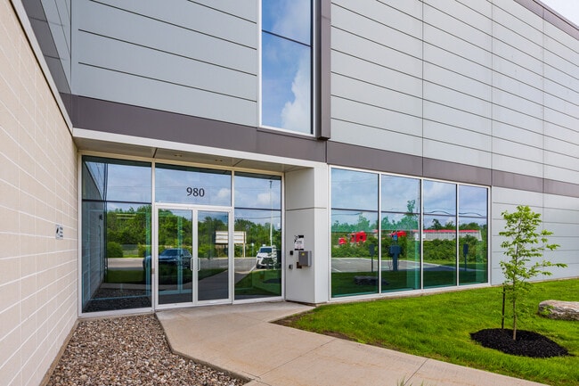 Plus de détails pour 970-980 Pl Paul-Kane, Laval, QC - Industriel à louer