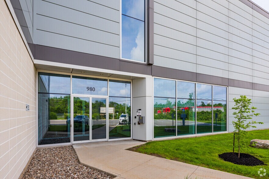 970-980 Pl Paul-Kane, Laval, QC à louer - Photo du bâtiment - Image 1 de 6