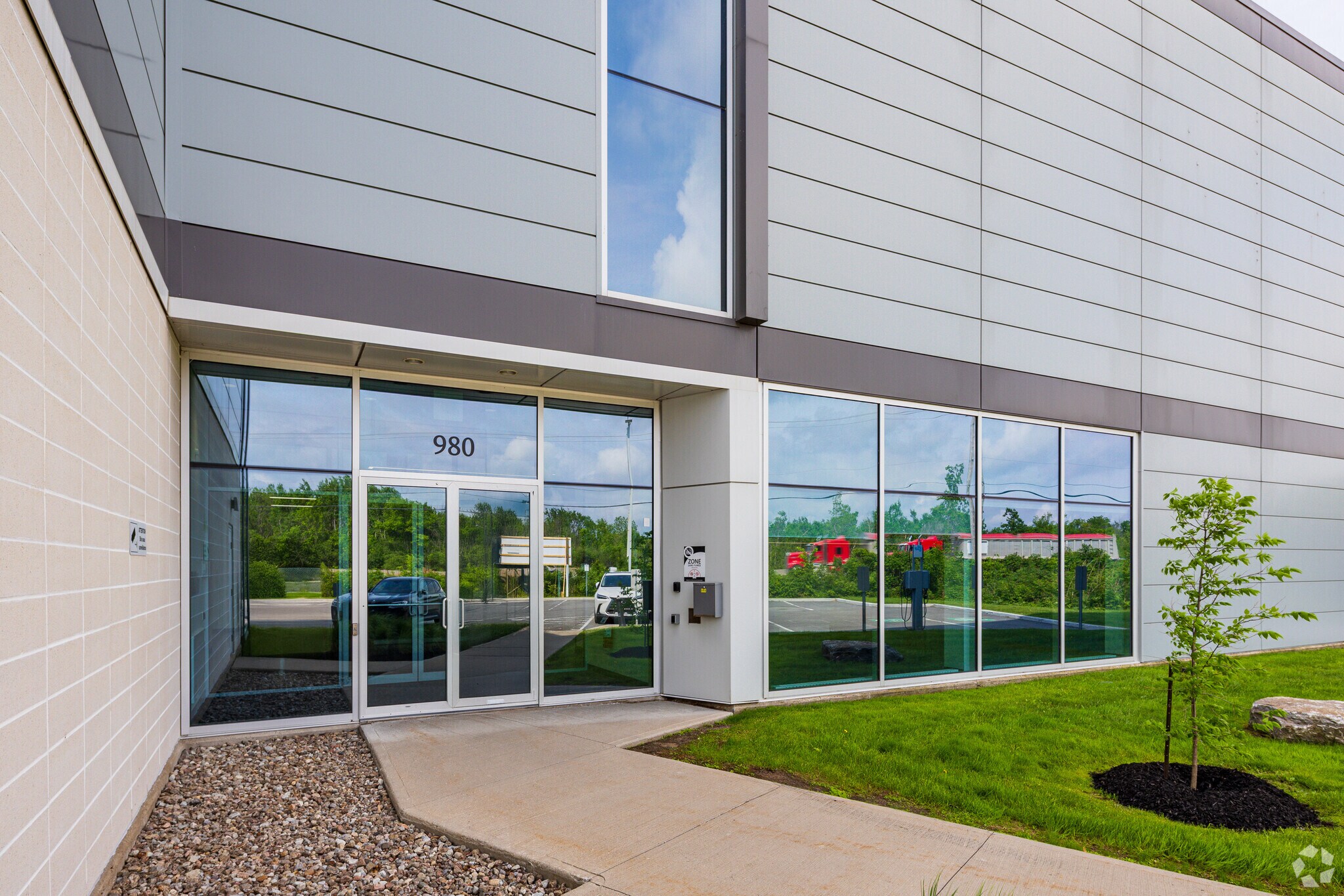 970-980 Pl Paul-Kane, Laval, QC à louer Photo du bâtiment- Image 1 de 7