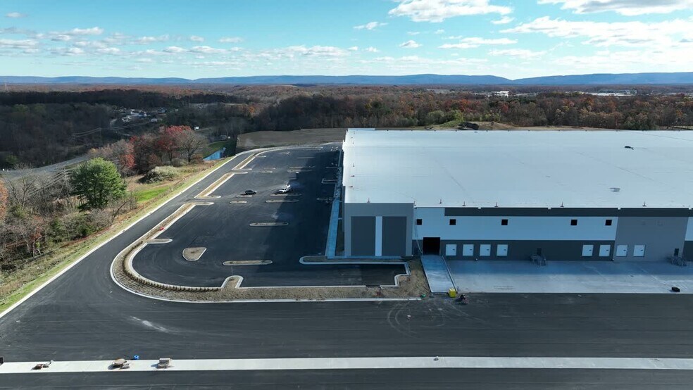 1251 Coverstone Dr, Winchester, VA à louer - Vidéo aérienne - Image 3 de 37