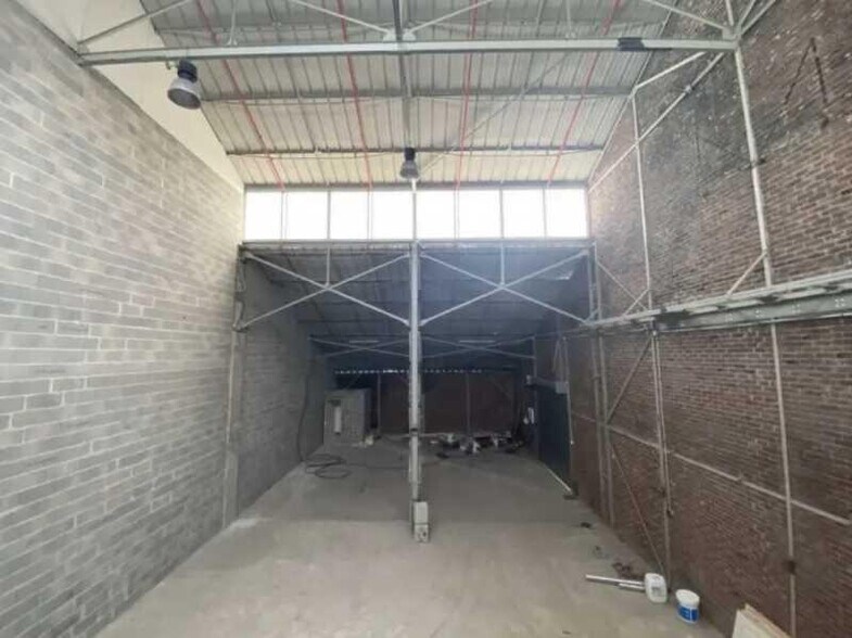 Office in Persan for lease - Building Photo - Image 2 of 5