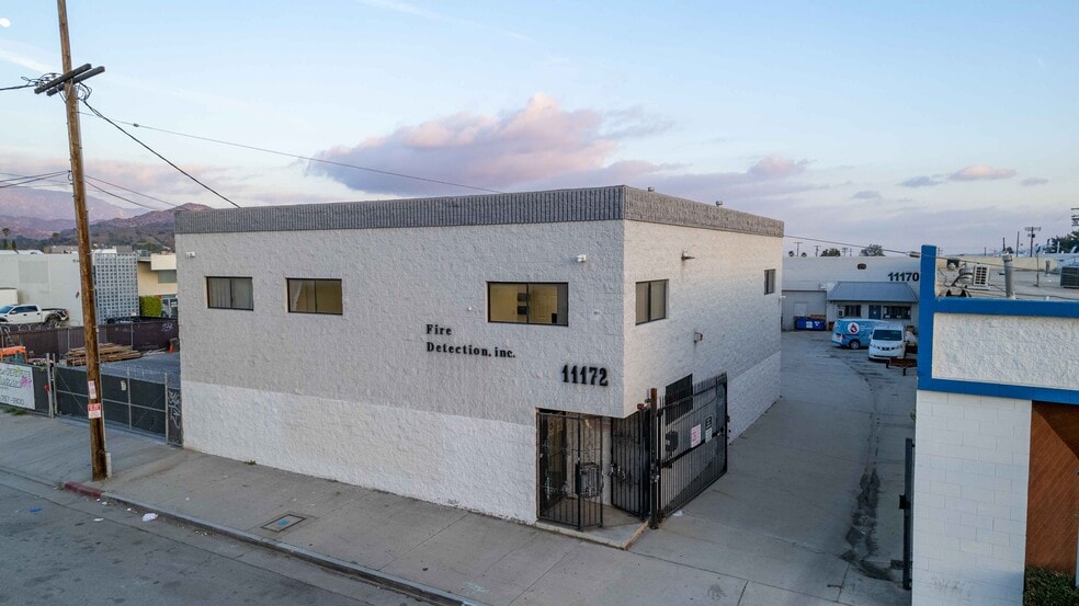 11170-11172 Penrose St, Sun Valley, CA for lease - Building Photo - Image 1 of 26
