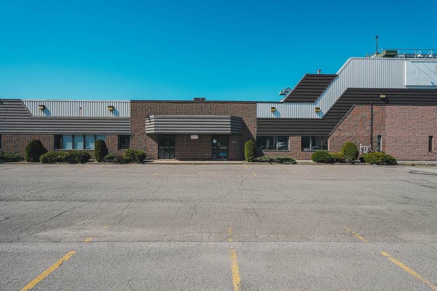 3300 Boul Industriel, Laval, QC à vendre - Photo du bâtiment - Image 2 de 10