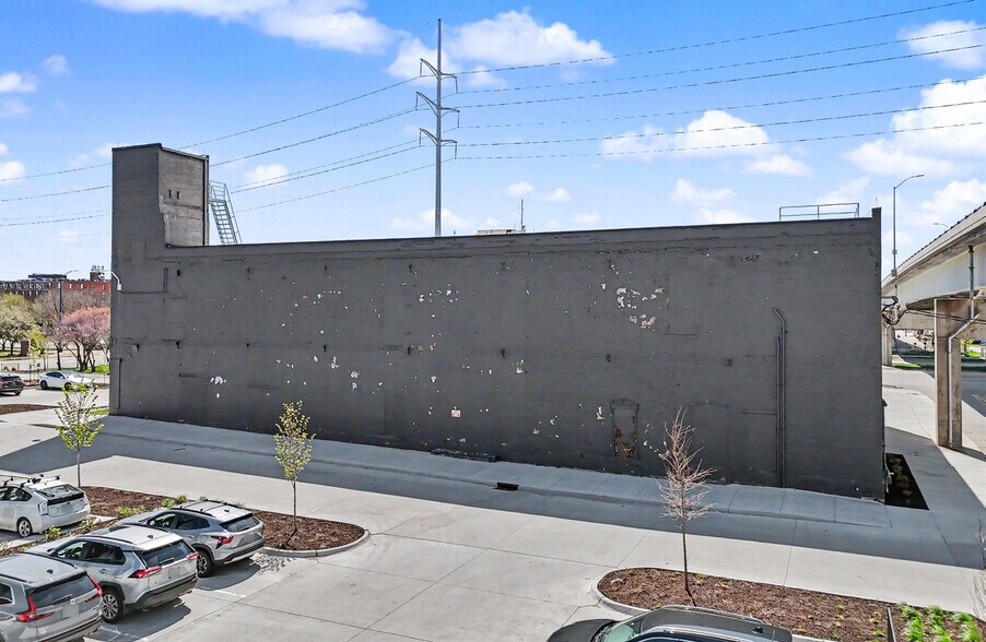 113 SW 8th St, Des Moines, IA à louer - Photo du bâtiment - Image 2 de 14