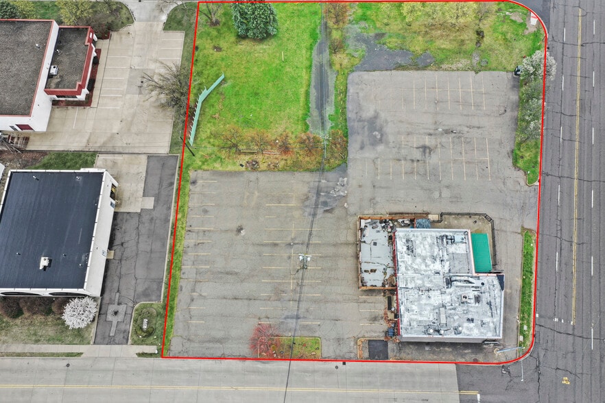 1090 Rochester Rd, Troy, MI à vendre - Photo du bâtiment - Image 2 de 63