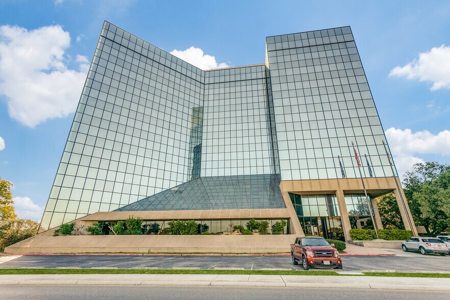 1250 NE Loop 410, San Antonio, TX à louer - Photo du bâtiment - Image 3 de 5