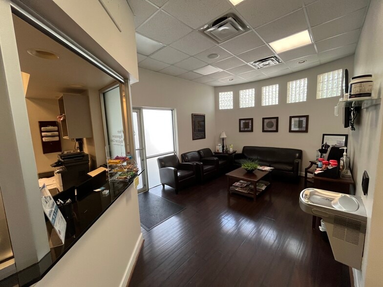 608 S Tampania Ave, Tampa, FL for lease - Interior Photo - Image 3 of 9