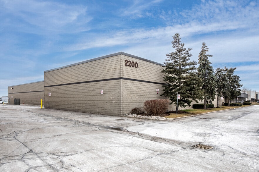 2200 Drew Rd, Mississauga, ON à vendre - Photo du bâtiment - Image 2 de 4