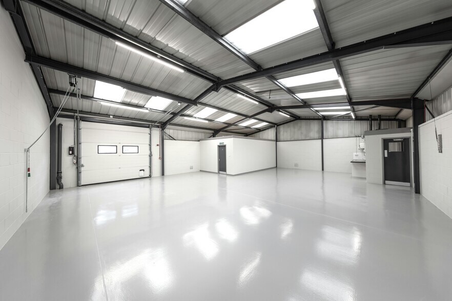 284 Aberdeen Ave, Slough for lease - Interior Photo - Image 3 of 4