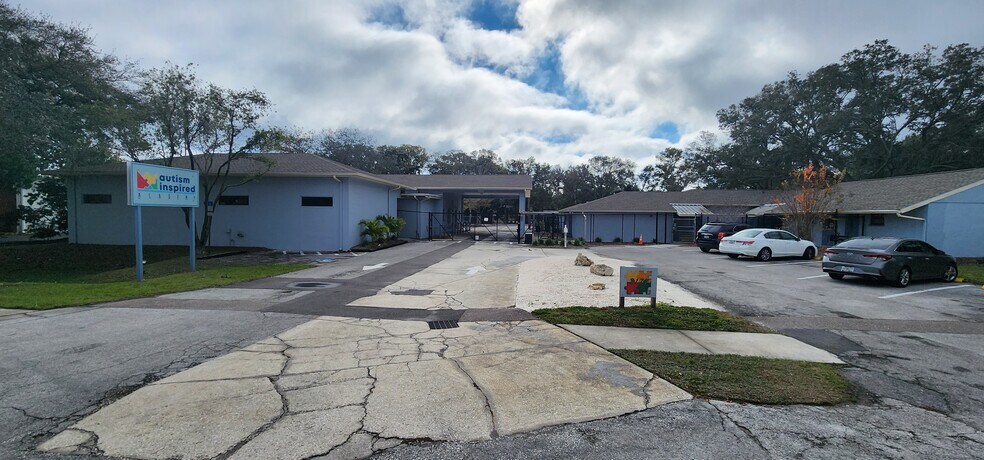 2177 NE Coachman Rd, Clearwater, FL à louer - Photo du bâtiment - Image 3 de 9