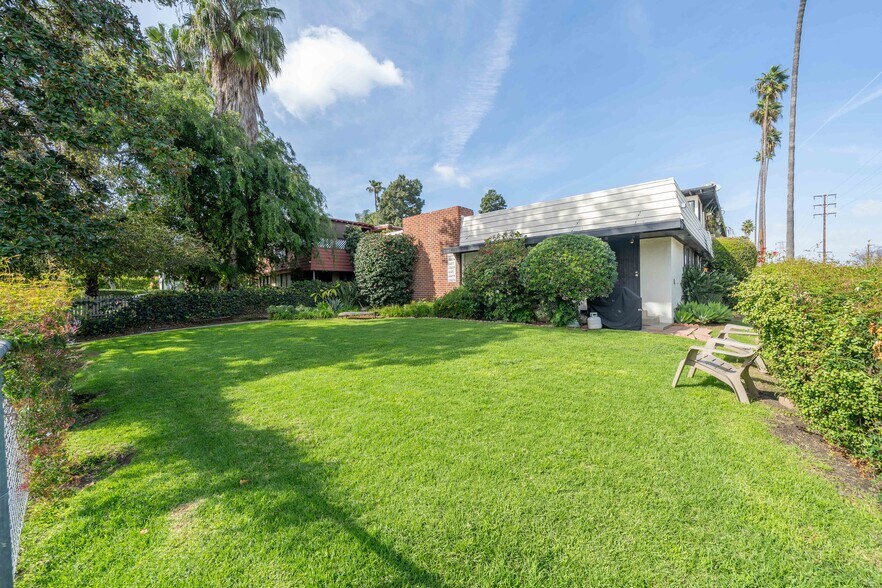 11001 Hortense St, West Toluca Lake, CA à vendre - Photo du bâtiment - Image 3 de 20