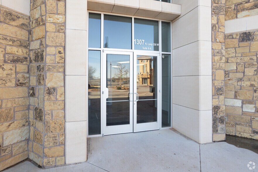 1307 N Loop 250 W, Midland, TX à louer - Photo du bâtiment - Image 3 de 7