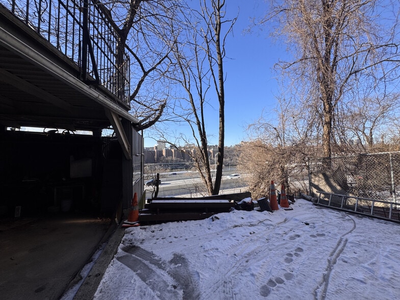 907 Summit Ave, Bronx, NY à vendre - Photo du bâtiment - Image 2 de 2