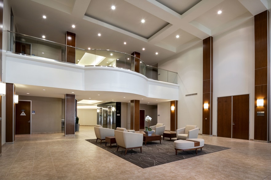 2815 Townsgate Rd, Westlake Village, CA for lease - Lobby - Image 3 of 9