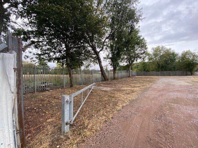 37B Broadway E, Westbury à louer - Photo du bâtiment - Image 2 de 3