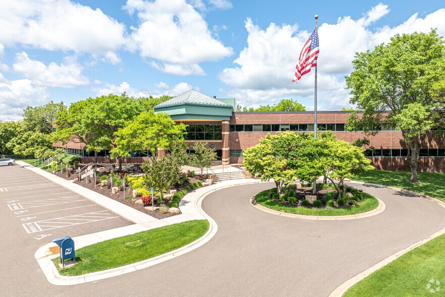 3535 Vadnais Center Dr, Vadnais Heights, MN for lease - Primary Photo - Image 1 of 17