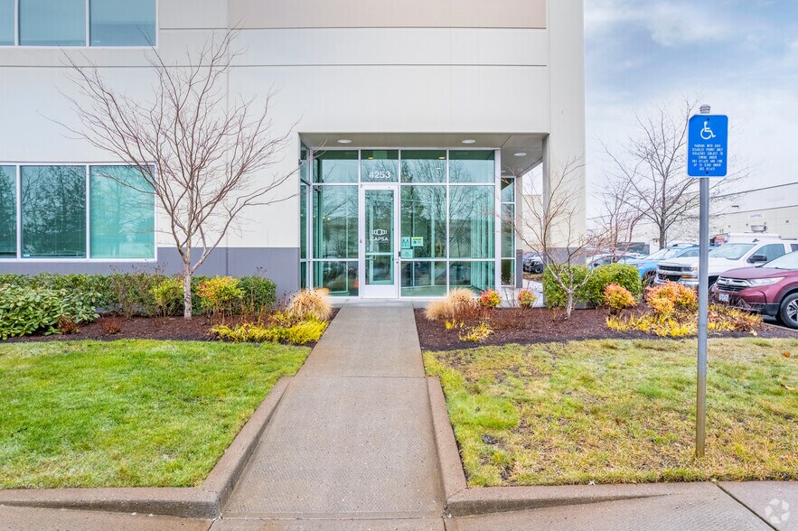 4131-4293 NE 189th Ave, Portland, OR à louer - Photo du bâtiment - Image 2 de 4