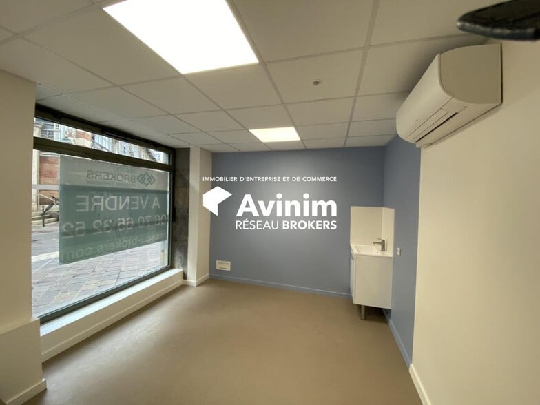 Retail in Grenoble for sale - Building Photo - Image 2 of 25