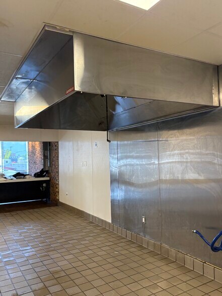 304-312 E 204th St, Bronx, NY à louer - Photo du bâtiment - Image 2 de 2