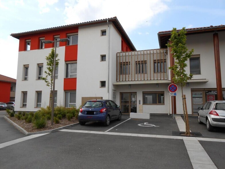 Flex in Heyrieux for lease - Building Photo - Image 2 of 6