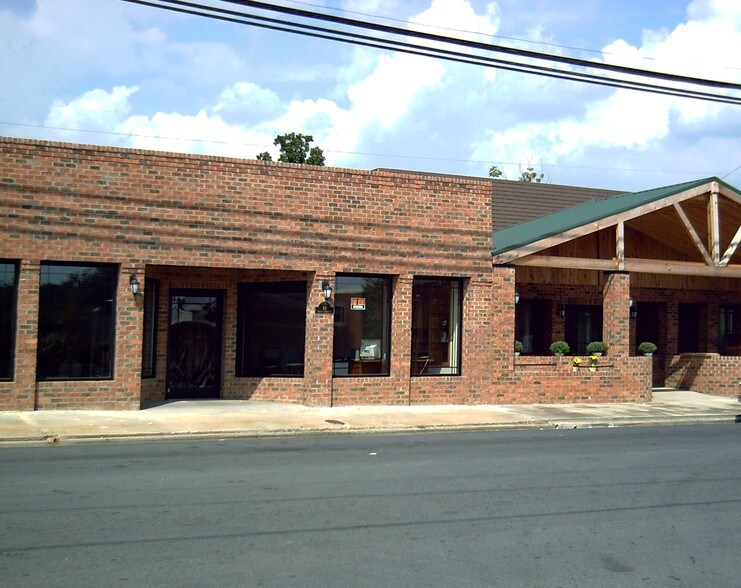 56 W Salisbury St, Denton, NC for lease - Building Photo - Image 2 of 7
