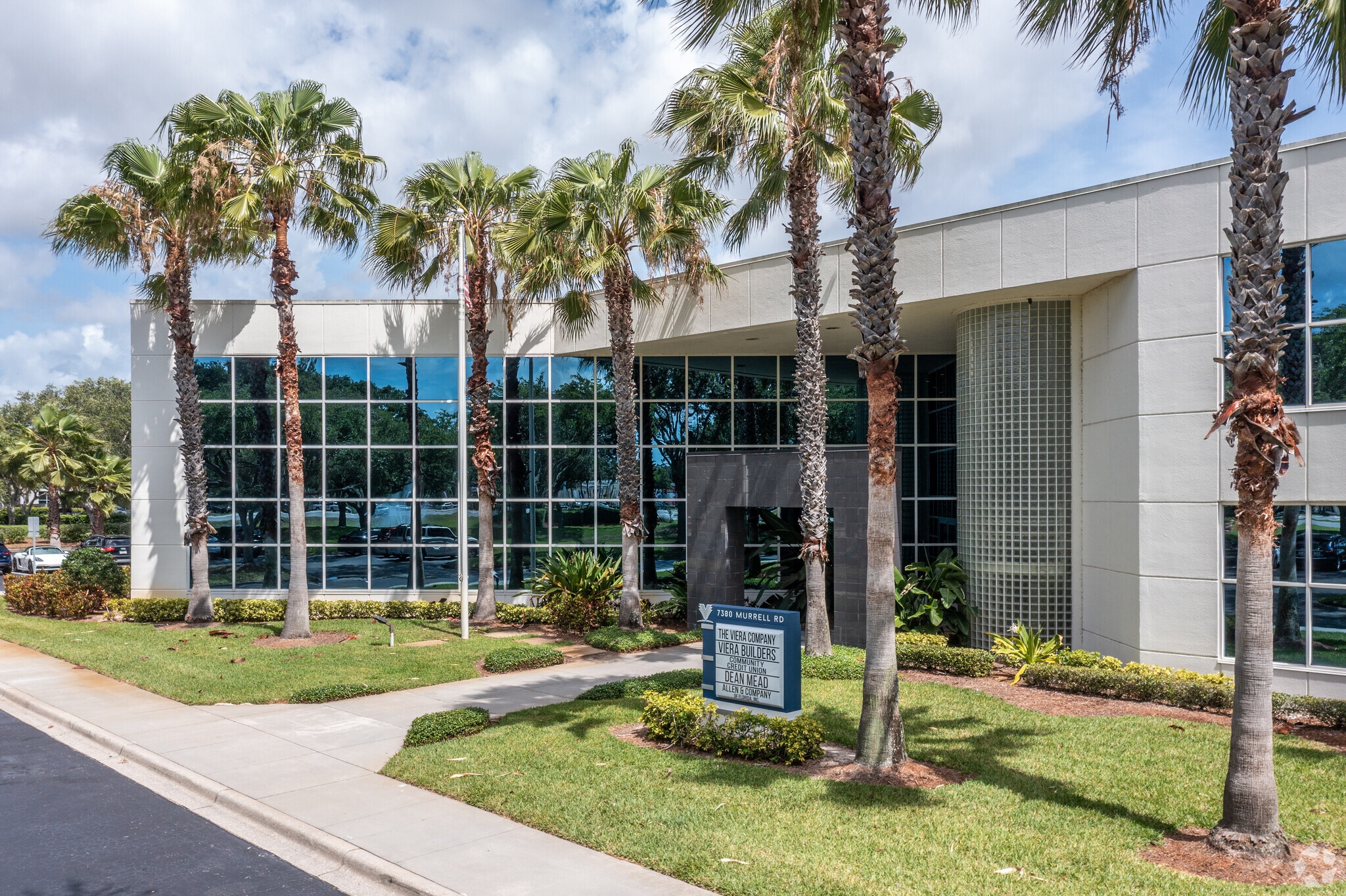 8240 Devereux Dr, Melbourne, FL à louer Photo du bâtiment- Image 1 de 8