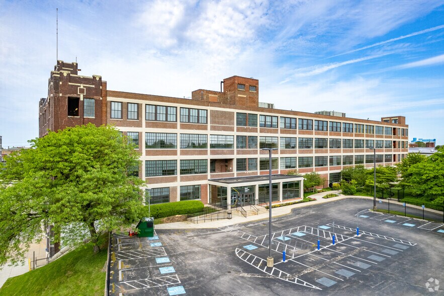 2450 W Hunting Park Ave, Philadelphia, PA à louer - Photo du bâtiment - Image 1 de 32