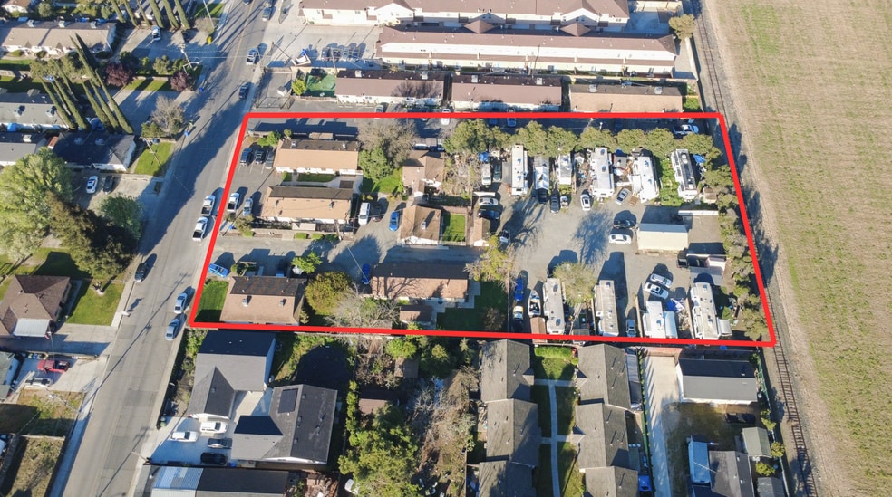 871 Vermont Ave, Turlock, CA à vendre - Photo du bâtiment - Image 2 de 15