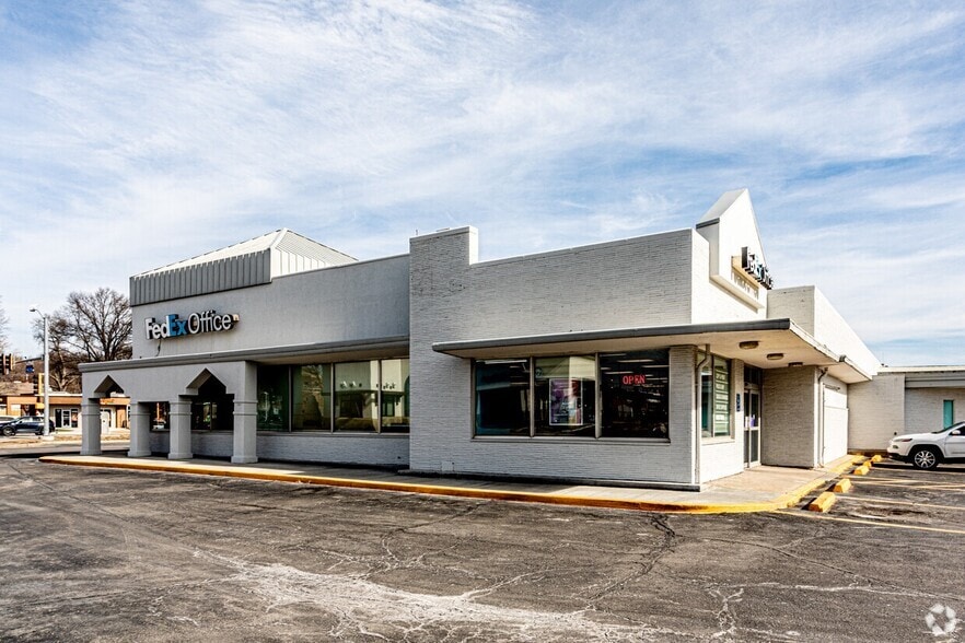 5433-5439 Johnson Dr, Mission, KS à louer - Photo du bâtiment - Image 1 de 9