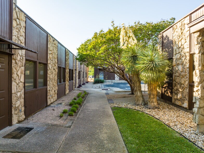 6400 Cobbs Dr, Waco, TX à vendre - Photo du bâtiment - Image 2 de 3