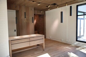 2324 S Lamar Blvd, Austin, TX à louer Photo intérieure- Image 2 de 22