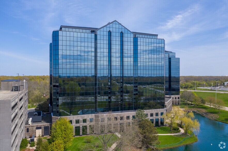 2100 E Lake Cook Rd, Buffalo Grove, IL à louer - Photo du bâtiment - Image 3 de 16