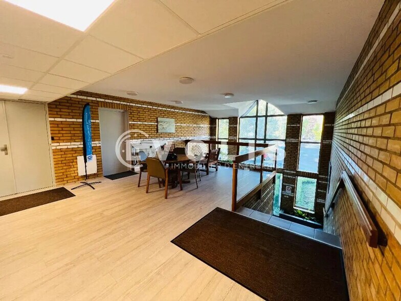 Bureau dans Champs-sur-Marne à louer - Photo du bâtiment - Image 2 de 11