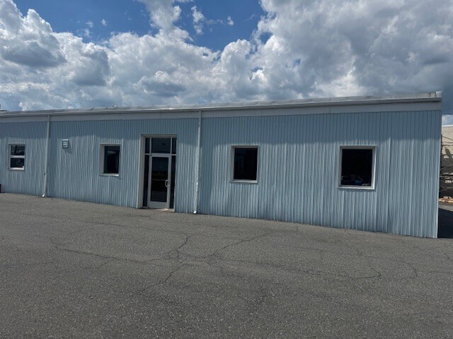 133 S West End Blvd, Quakertown, PA à louer - Photo du bâtiment - Image 3 de 12